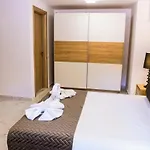 Island Dreams Rooms & Suites Guest house